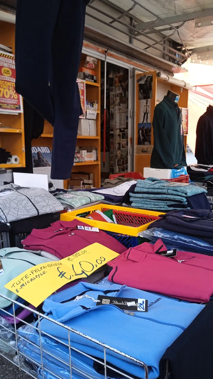 Bovisio-Masciago: posteggio al mercato in vendita · abbigliamento e accessori